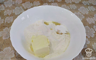 В миске смешать одно яйцо, половину сахара, растопленное сливочное масло, разрыхлитель.