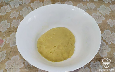 Понемногу добавляя муку, замесить тесто. Оно должно получиться мягким и не липнуть к рукам. Убрать его в холодильник на 20 минут.