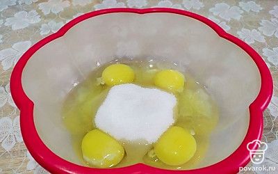 В другой миске перемешать вилкой оставшиеся яйца и сахар.