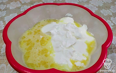 Добавить туда сметану и хорошо перемешать до однородной массы.