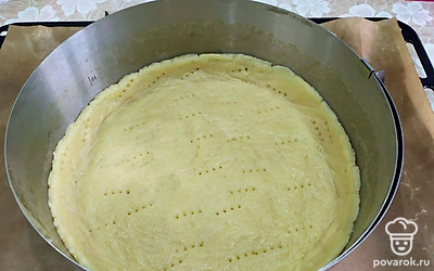 Далее в разъемной форме сформировать основу из теста с бортиками, сделать проколы вилкой.