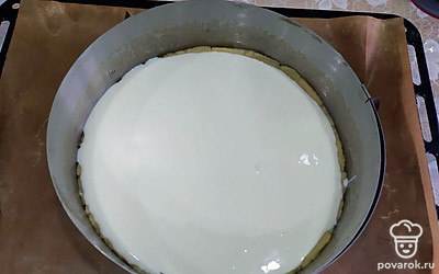 Вылить сметанную заливку в песочную корзинку и выпекать при 180 градусах 50 минут до готовности.