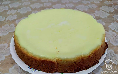 Доставать из формы и разрезать можно только полностью остывший пирог (примерно через 2 часа).