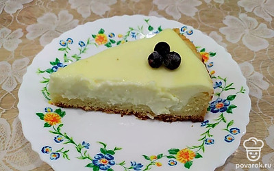 Подавать к чаю порционно, украсив любимыми ягодами. Приятного чаепития!