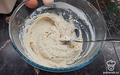 В чашу выложить йогурт и всыпать манку. Тщательно перемешать.