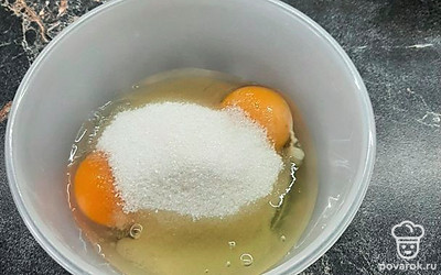 В отдельной миске смешать яйца с сахаром. 