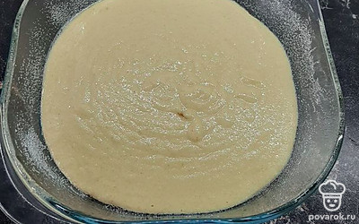 Разогреть духовку до 180 градусов. Форму для запекания смазать маслом (если у вас силиконовая форма, смазывать не нужно). Влить в форму тесто и отправить в духовку на 45-60 минут. Готовность проверить зубочисткой.