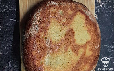 Готовый манник вытащить из духовки и разрезать на порционные кусочки.