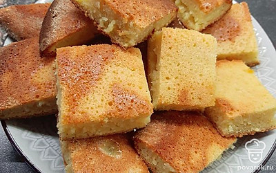 Подавать к столу, посыпав сахарной пудрой или полив сгущенным молоком. Хорошо сочетается и с молоком, и с чаем. Соус для манника можно выбрать любой, например, сладкий, а можно и без соуса. 