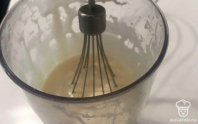 Яйца взбить с сахаром до пышного состояния. Продолжая вбивать, влить растительное масло.