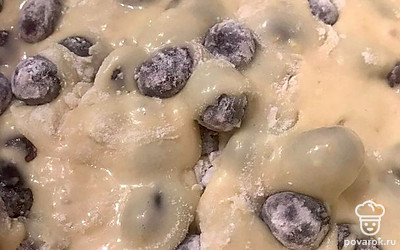 Частями, чередуя с добавлением молока, всыпать муку, разрыхлитель и крахмал. Добавить цедру, соль, перемешать. Ягоды винограда промыть, просушить, присыпать крахмалом и выложить в тесто.