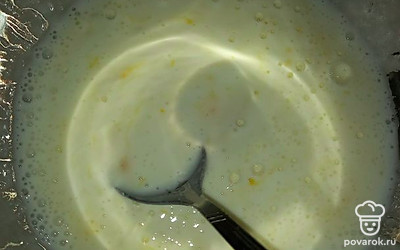 Для начала смешайте Кефир, яйцо, сахар и перемешайте до однородной массы.