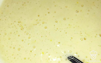 Далее добавьте гашенную соду, перемешайте все, масса должна начать пузыриться.