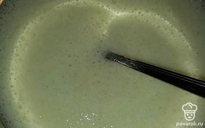 Далее необходимо добавить ванилин на кончике ножа. И всыпать просеянную муку. Перемешайте все до однородной массы.