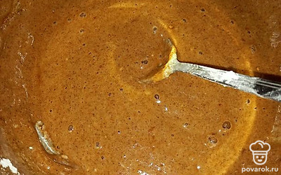 Затем разделите тесто пополам в разные чаши. В одну добавьте какао и перемешайте.