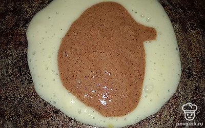 Далее смажьте форму маслом или маргарином и начинайте выкладывать тесто.