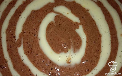 В центр сначала выливайте ложку белой, затем 2 ложки чёрной, 2 ложки белой и так пока не закончится тесто.