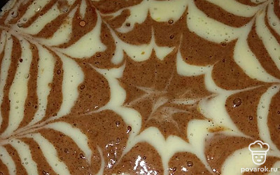 Далее зубочисткой сделайте узоры по всему кругу от центра к краю. Выпекайте на 180 градусах 30 минут.