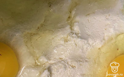 Вмешайте яйца с сахаром и взбейте.