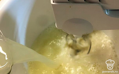 После вливаем сыворотку (желательно комнатной температуры).