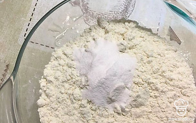 В муку добавляем соду и перемешиваем.