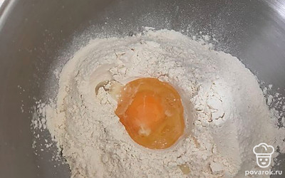 В миску просейте муку, добавьте сначала яйцо, затем соль, молоко и растительное масло. Замесите тесто до однородной текстуры сначала в миске, а затем вымесите на столе руками.