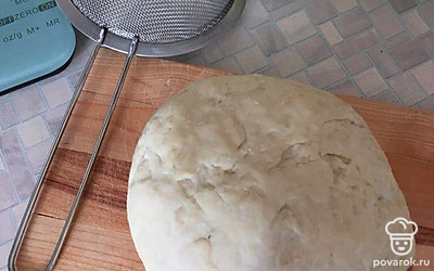 Получившееся тесто оберните пленкой и уберите в сторону постоять.