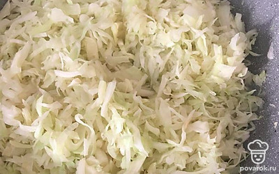 Для начинки нарежьте лук полукольцами, нашинкуйте капусту, разомните, подсолите и недолго тушите на медленном огне, только до мягкости.