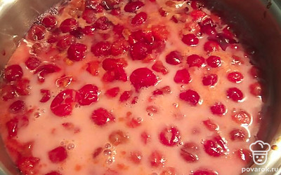 Для начинки в кастрюлю с толстым дном насыпаем сахар 200 г, вишню без косточек, вливаем крахмал, разведенный в воде. Мешаем до загустения.