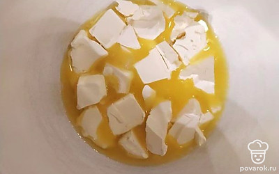 Масло растопите на медленном огне. Снимите с огня. Добавьте сахар, соль и цедру. Хорошо перемешайте миксером.