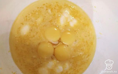 Отделите белки от желтков. Белки взбейте до устойчивых пиков. Желтки добавьте в масляную смесь, перемешайте.