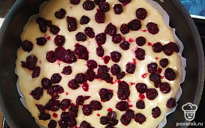 Выложите в форму, застеленную пергаментом. Сверху положите слой вишни.