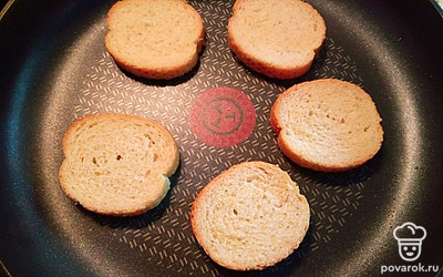 Батон или багет нарежьте ломтиками толщиной 1 сантиметр. Подсушите на сухой сковороде (с каждой стороны примерно по 2-3 минуты).