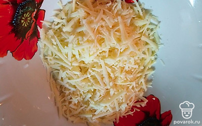 Сыр натрите на крупной терке.