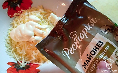 К сыру и чесноку добавьте майонез, хорошо перемешайте. Получившуюся намазку намажьте на подсушенный батон (по 1 столовой ложке).