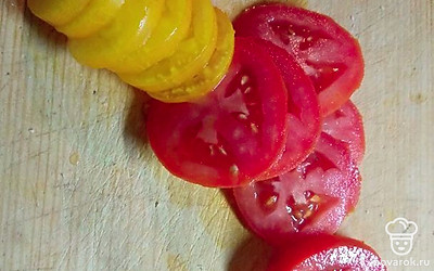 Помидоры помойте и нарежьте тонкими кружочками. Выложите по 1-2 кружочка на бутерброды. Готовые бутерброды выложите на блюдо для подачи.