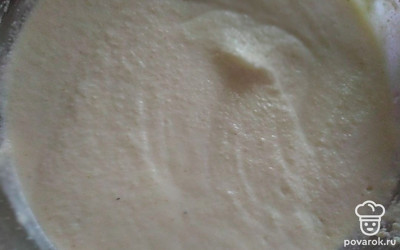 Всыпьте манку в кефир и сразу перемешайте хорошо, чтобы образовалась однородная масса. Оставьте смесь на 15-20 минут, чтобы манная крупа разбухла.