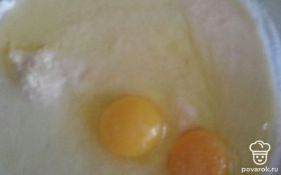 Добавьте яйца и сахар по вкусу.