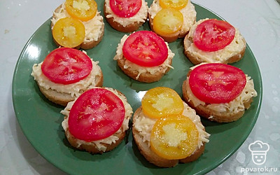 Бутерброды подавайте сразу после приготовления, чтобы хлеб не размяк. В сырно-чесночную смесь можно добавить свежую зелень.