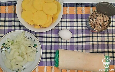 Картофель нарежьте кольцами. Луковицу нарежьте полукольцами. Консервы разомните вилкой до однородной консистенции.