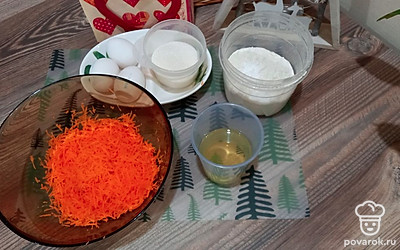 Подготовьте все ингредиенты. Морковь натрите на терке. Разогрейте духовку до 180°С.