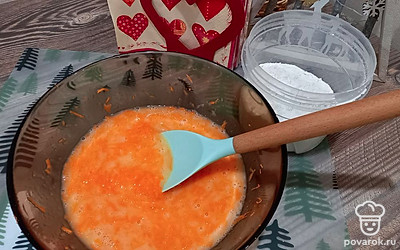 В миске соедините яйца, сахар и масло. Слегка взбейте, добавьте тертую морковь. Смешайте муку, разрыхлитель и соду, просейте к моркови, перемешайте. Тесто должно получиться мягким, не очень густым.