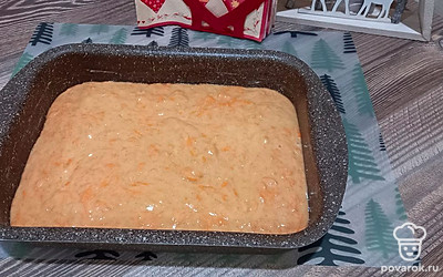 Перелейте тесто в смазанную маслом форму и поставьте в разогретую духовку на 40 минут. Готовность проверяйте деревянной палочкой. Достаньте из духовки и остудите.