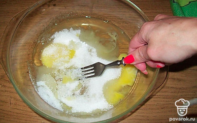 Яйца взбить со сливочным маслом, добавить сахар и щепотку соли. Влить молоко и тщательно перемешать.