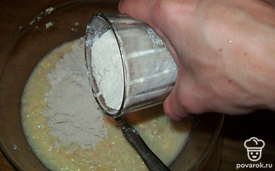 Всыпать в смесь муку с разрыхлителем. Хорошо перемешать. Добавить виноград.