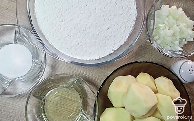 Подготавливаем все ингредиенты. Картофель чистим. Лук чистим и нарезаем.
