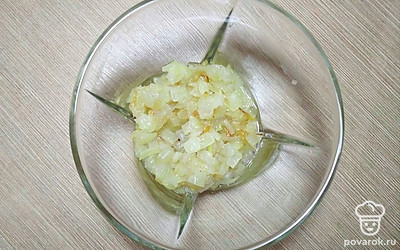 Лук обжариваем до золотистого цвета.