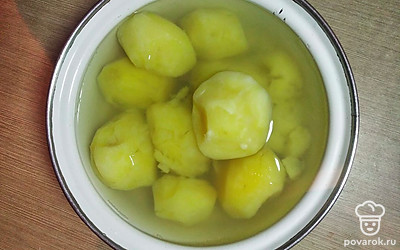 Картофель отвариваем до готовности.