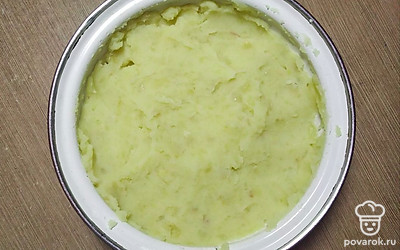 Картофель превращаем в пюре, добавляем жареный лук, солим по вкусу и перемешиваем.