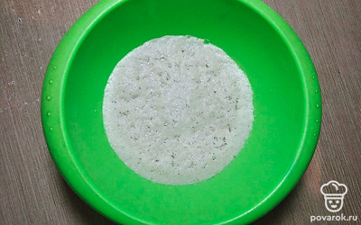 С картофеля сливаем 300 мл отвара в отдельную ёмкость, остужаем до температуры "парного молока". Добавляем сахар, соль, дрожжи, накрываем и ставим на 15 минут в тёплое место для активации дрожжей (появится пенка).